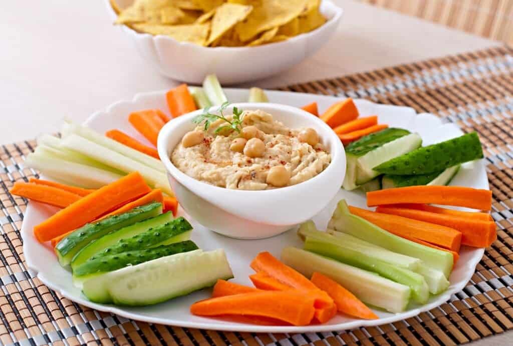 Hummus with vegetables, olive oil and pita chips 